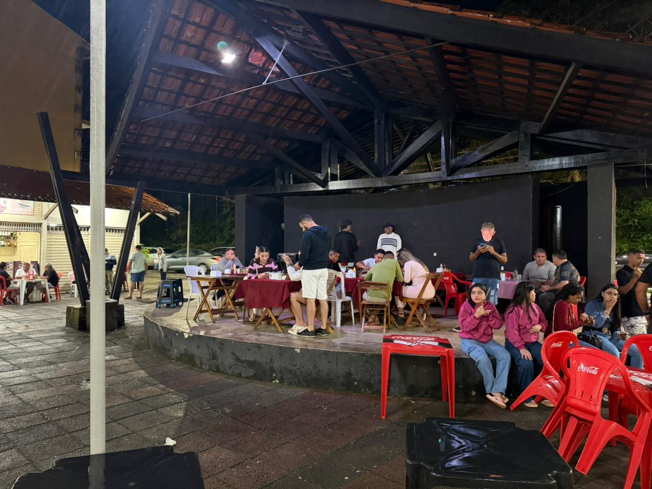 Palco da Praça de Artesanato: Entre a Luta pelo Espaço e o Silêncio Forçado