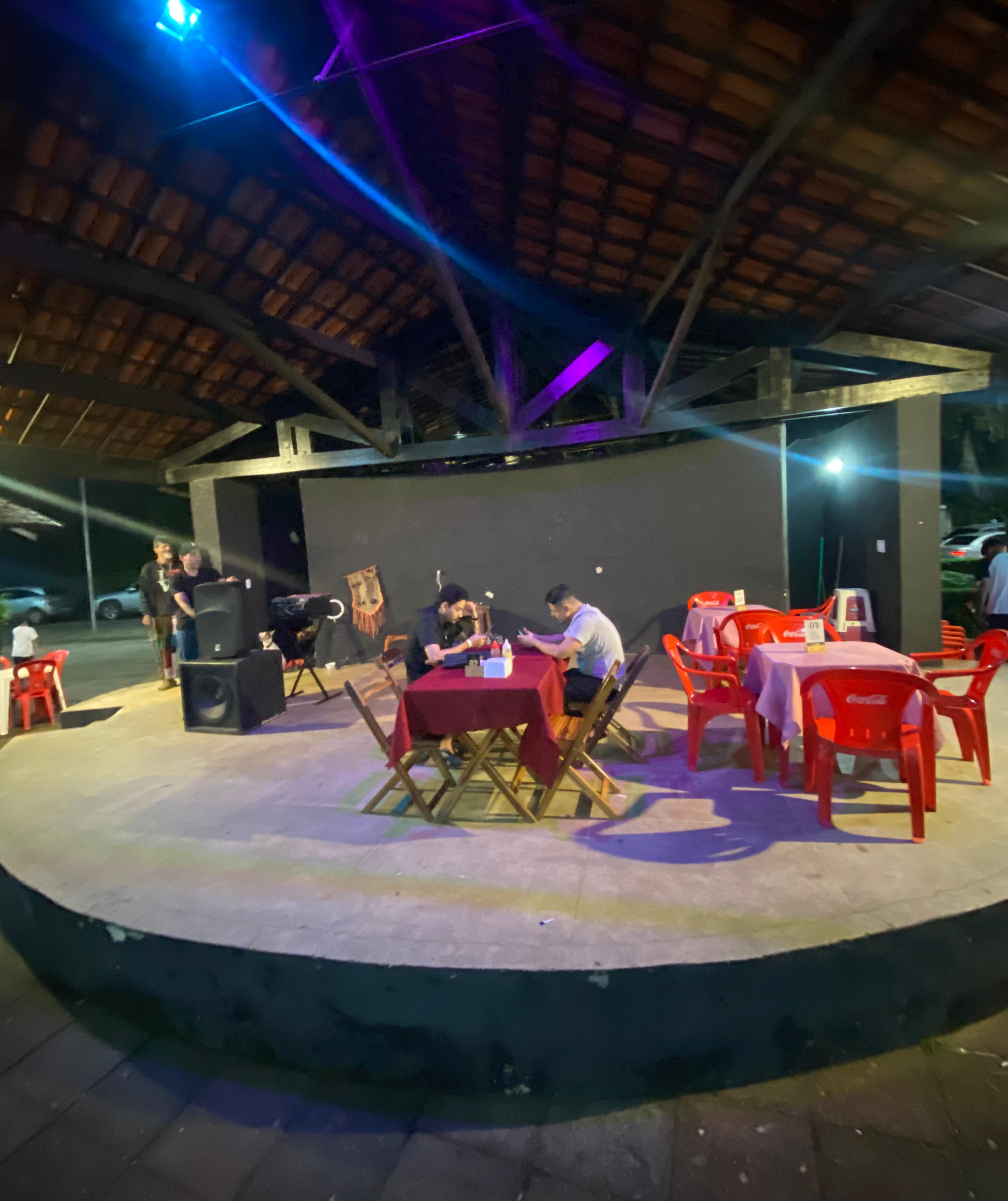 Palco da Praça de Artesanato: Entre a Luta pelo Espaço e o Silêncio Forçado