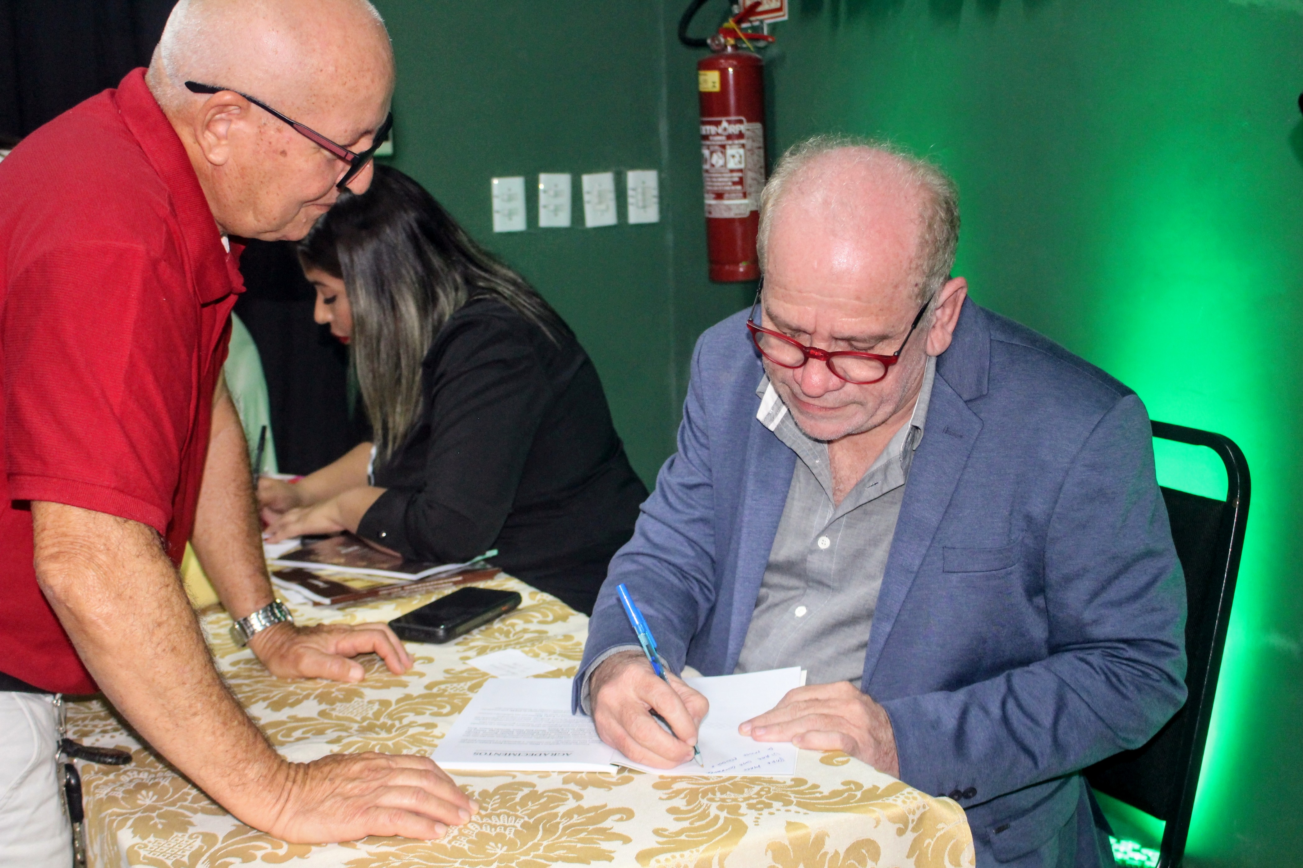 Noite Histórica: Teatro Raquel de Queiroz lota para o lançamento de "Memórias da Educação de Guaramiranga"