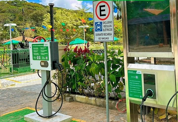 Guaramiranga: Vagas para Carros Elétricos Viram Alvo de Disputa e Bloqueios por Veículos a Combustão