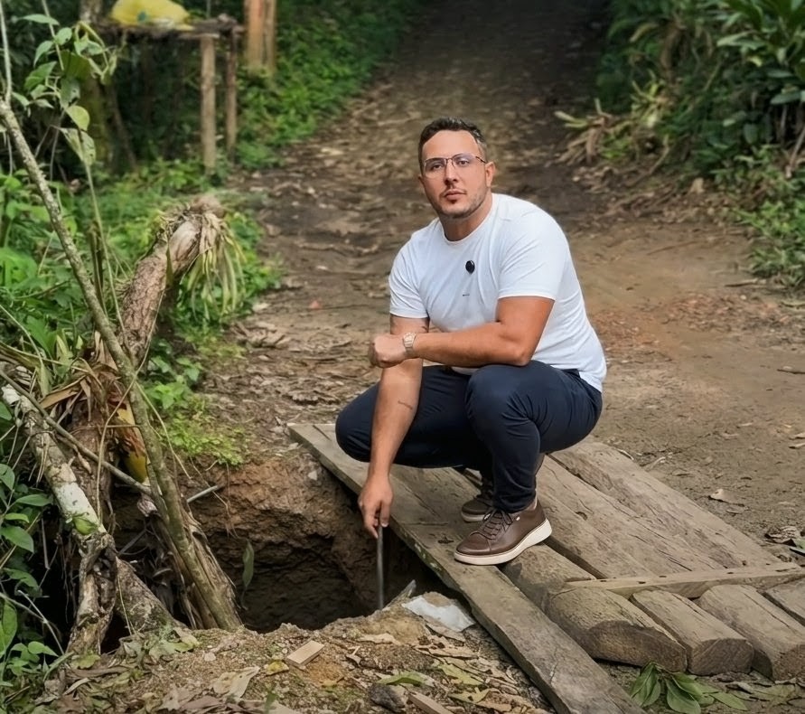 Perigo na Estrada: Vereador de Pacoti Denúncia: Cratera de Quase Dois Metros na Comunidade Munguba