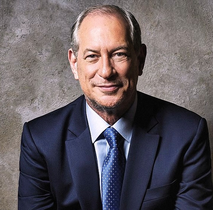 A "Onda Azul" Sacode o Interior: Prefeitos Desembarcam do Governo e Unem-se a [Ciro Gomes no Ceará