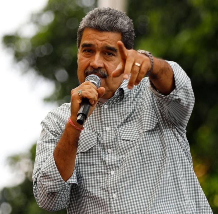 A Farsa do Linho Branco: Como a Camisa Guayabera é Usada por Líderes de esquerda para simular humildade.