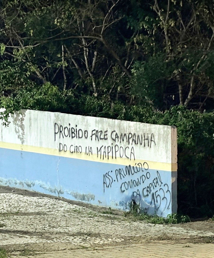 Clima de medo no Ceará: Escola em Itapipoca é pichada com ameaças de facção contra campanha política